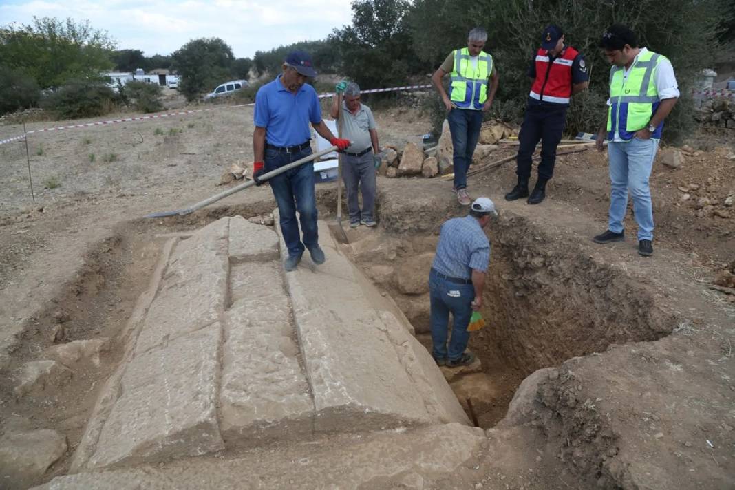 Tarlasını süren çiftçi topraktan çıkanlar karşısında çaresiz kaldı, ekiplere haber verdi, duyan oraya koştu! 10
